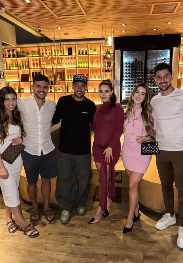 Bruna Biancardi usa vestido justinho para jantar romântico com Neymar na reta final da gravidez da sua segunda filha.(Imagem:Reprodução/Instagram)