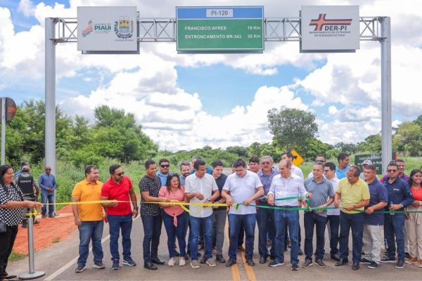 Recuperação de estradas em Arraial e Francisco Ayres.(Imagem:Divulgação)