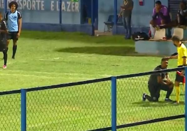  Assistente consola atacante após gol anulado.(Imagem:Gustavo Cavalcante/Rede Clube )