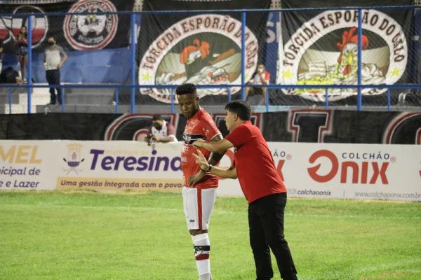  Juninho Arcanjo e o técnico Wallace Lemos.(Imagem: Julio Costa/RiverAC )