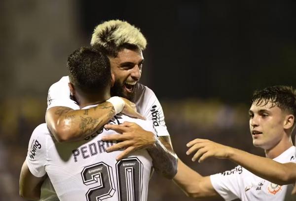 Yuri Alberto e Pedro Raul comemoram gol do Corinthians contra São Bernardo.(Imagem:Marcos Ribolli)