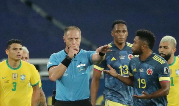 Bola bateu no juiz durante jogada que culminou no 1º gol da seleção.(Imagem:Reuters/Sergio Moraes/Direitos Reservados)