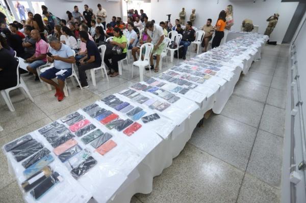 Rafael Fonteles entrega 153 celulares recuperados nesta segunda (11).(Imagem:Secom-PI)