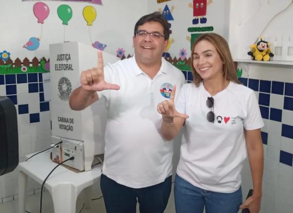 Governador eleito Rafael Fonteles (PT) vota ao lado da esposa Isabel Fonteles na Zona Leste de Teresina.(Imagem:Lívia Ferreira/g1 PI)