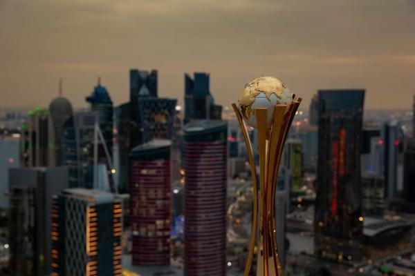 Trof&eacute;u da Copa Intercontinental entre os pr&eacute;dios de Doha.(Imagem:SERHAT AKIN / FIFA)