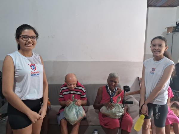 Alunos da Escola Pequeno Príncipe distribuem cestas básicas para famílias necessitadas em Floriano .(Imagem:Divulgação )