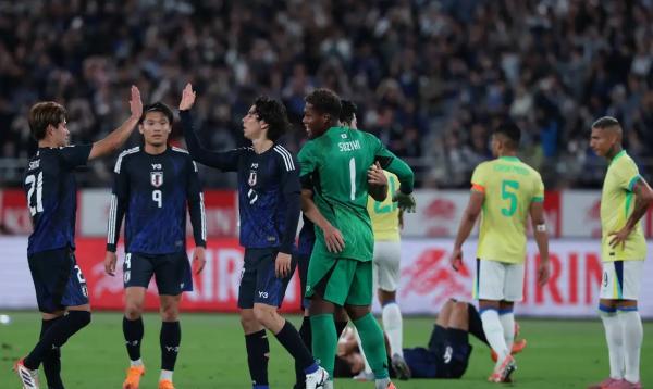 Seleção faz 2 a 0 na etapa inicial, mas leva virada no segundo tempo.(Imagem:Reuters/Kim Kyung-Hoon)