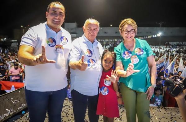  Jussara Lima ao lado do marido, o deputado federal Júlio César (PSD), e de um dos filhos, o deputado estadual Georgiano Neto (MDB).(Imagem:Reprodução/Redes Sociais )