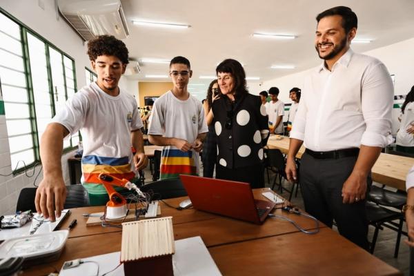 Ao lado do secretário da Educação, Washington Bandeira, a pesquisadora também visitou os principais espaços pedagógicos e de inovação do Ceti Cristino Castelo Branco.(Imagem:Divulgação)