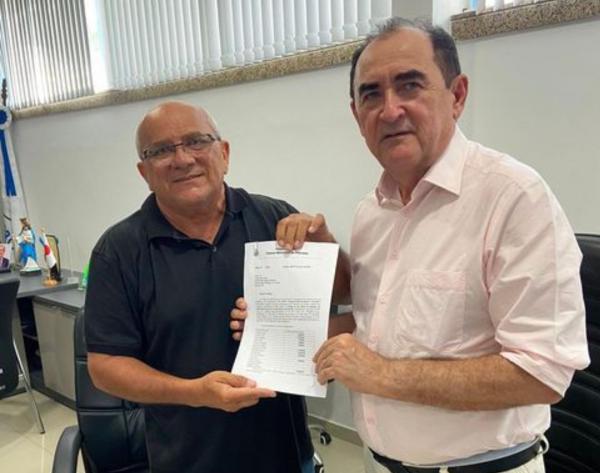 Vereador Antônio José entrega emendas parlamentares ao prefeito de Floriano .(Imagem:Reprodução/Instagram)