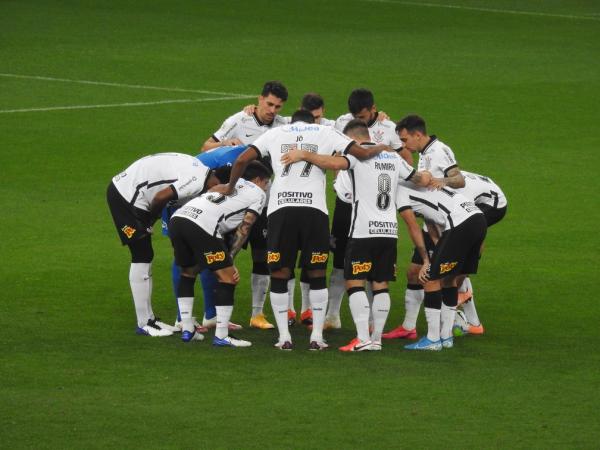 Elenco do Corinthians antes de duelo contra o Botafogo, no último sábado.(Imagem:Ana Canhedo)