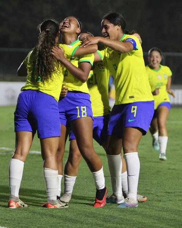 Myka comemora gol de empate pela seleção brasileira sub-17 feminina(Imagem:Reprodução)
