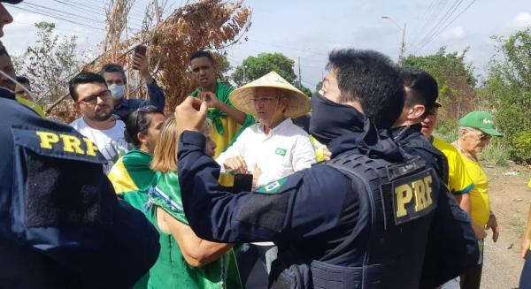  Bolsonaristas se recusavam a liberar o trânsito em Teresina e a Polícia Rodoviária Federal e a Polícia Militar tentavam negociar.(Imagem: Lucas Marreiros/g1 )