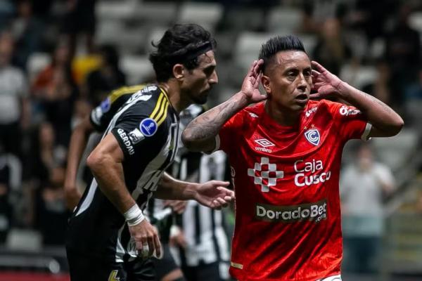 Cueva, do Cienciano, comemora gol diante do Atlético-MG, na Arena MRV.(Imagem:Fernando Moreno)