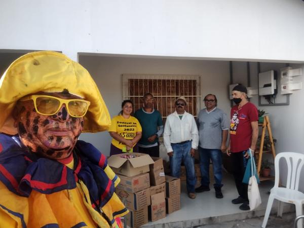 Renato Costa, o Repórter Amarelinho, encarna o divertido Palhaço Carrapeta para celebrar a data com crianças e voluntários.(Imagem:FlorianoNews)