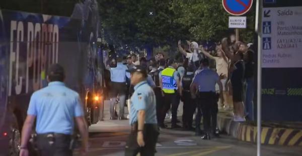 Porto foi recebido com protestos da torcida por eliminação precoce na Copa do Mundo de Clubes.(Imagem:Reprodução)