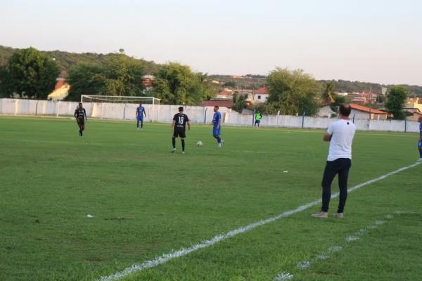 Oeirense x Corisabbá - Campeonato Piauiense 2024 - Agostini observa na beira do campo.(Imagem:Thiago Reis / Oeirense)