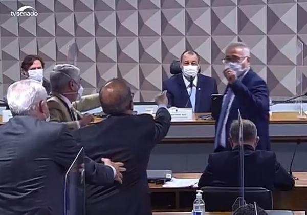 Senadores Renan e Jorginho batem boca na CPI(Imagem:Reprodução)