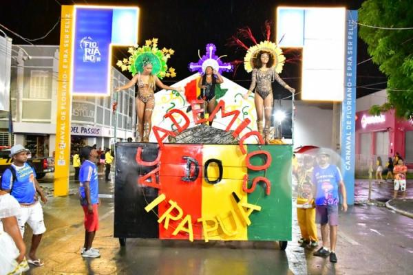 Desfile de escolas de samba e shows na beira-rio marcam o último dia do Carnaval de Floriano.(Imagem:Secom )