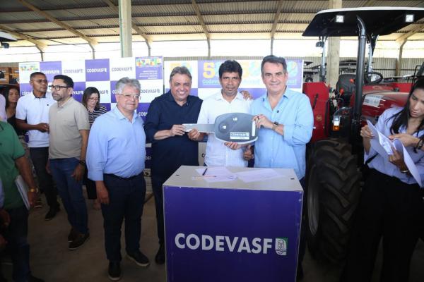 Ciro Nogueira entrega máquinas e equipamentos e beneficia população de 21 municípios(Imagem:Ascom)