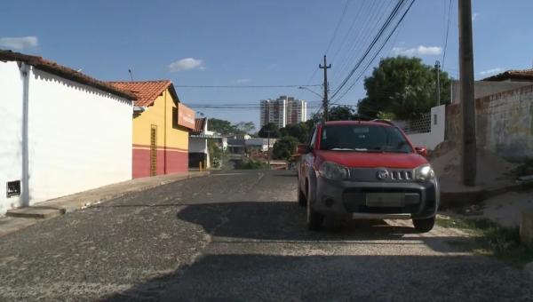  Ela entregou o aparelho e, quando olhou para o lado esquerdo, na esquina da rua de casa, onde fica um bar, um policial que ela já conhecia da vizinhança, correu em direção a elas (Imagem: Reprodução )