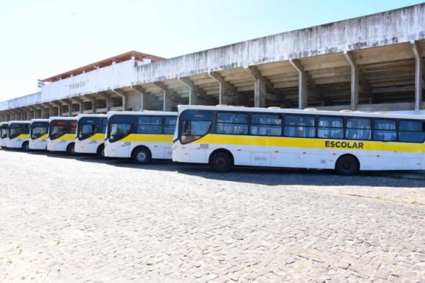 Prefeitura de Floriano inicia vistoria da nova frota de transporte escolar da rede municipal.(Imagem:Secom)