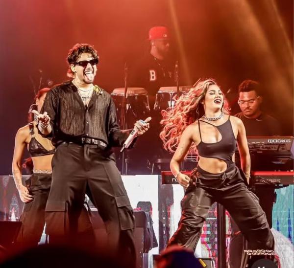 Zé Felipe e Karol Gerez durante show.(Imagem:Lumo/Reprodução/Instagram)