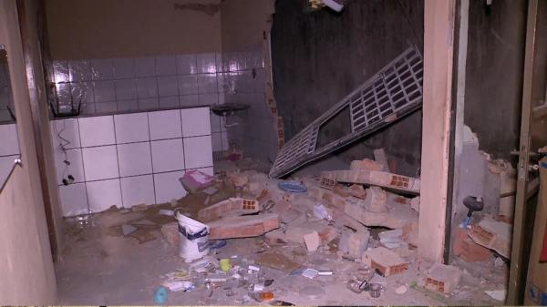 Fossa explode em quintal de casa na Zona Sul de Teresina; três pessoas ficaram feridas.(Imagem:Jairo Silva/ TV Clube)