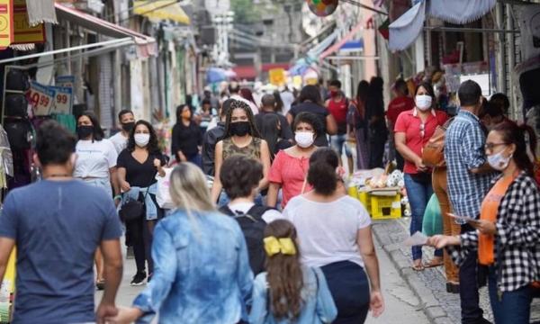 Multidão caminha pelo Saara, pólo de comércio popular no Rio, sem seguir regras de distanciamento.(Imagem:MARCOS SERRA LIMA / Agência O Globo)