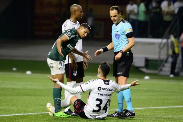 Rony e Pedro Henrique em Palmeiras x Athletico.(Imagem:Marcos Ribolli)