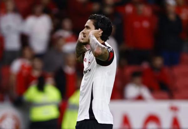 Pedro comemora gol do Flamengo contra o Inter.(Imagem:SILVIO AVILA / AFP)