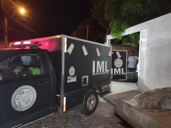 Idoso de 91 anos morre carbonizado após quintal de casa em Teresina.(Imagem:Ravi Marques/TV Clube)