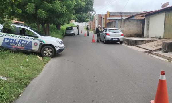 Pol&iacute;cia Militar realiza blitz de tr&acirc;nsito no bairro Princesinha em Floriano.(Imagem:Divulga&ccedil;&atilde;o/PM)