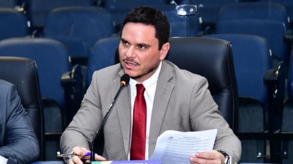 Vereador Carlos Eduardo cobra cumprimento da lei de acesso à informação de saúde do florianense.(Imagem:CMF)
