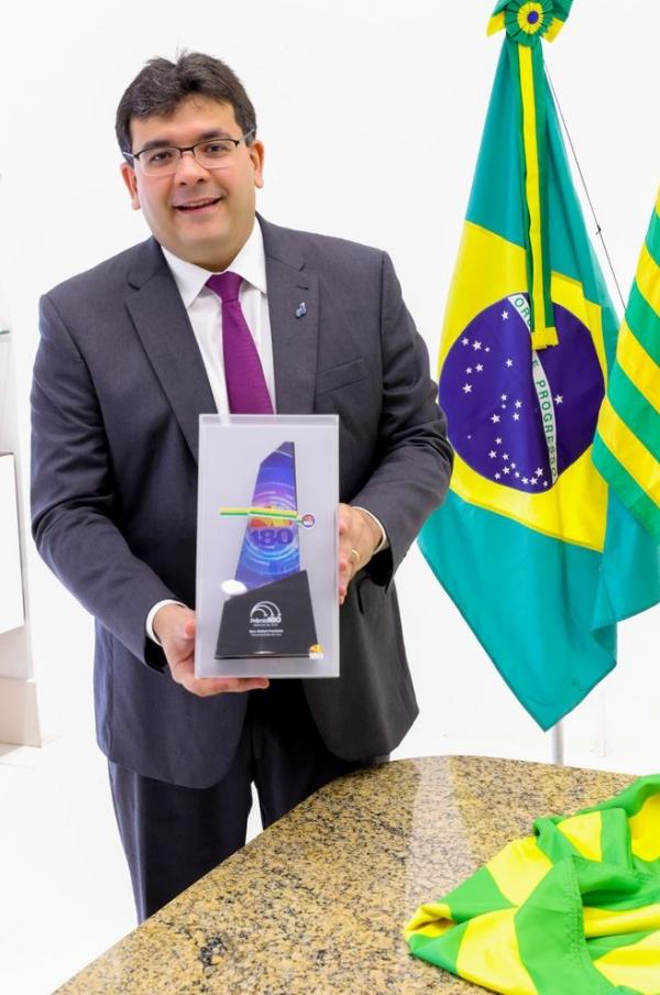 Troféu foi entregue ao governador nessa sexta-feira (8), no Palácio de Karnak.(Imagem:Divulgação)