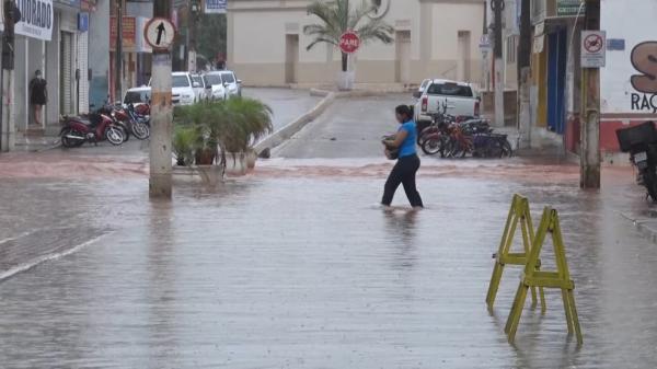 Picos tem ruas e avenidas alagadas após chuva de mais de 10 horas.(Imagem:TV Clube)