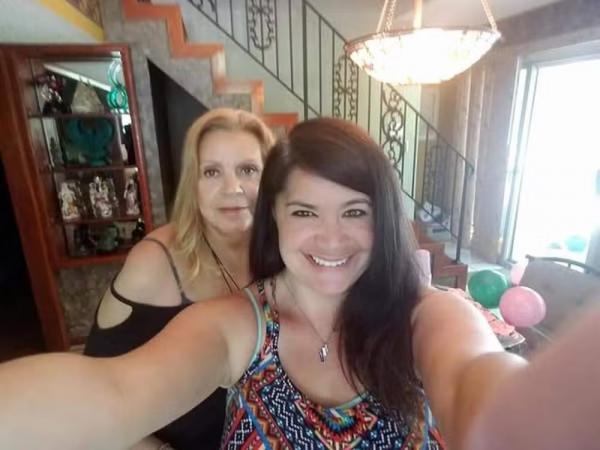 Scarlet Seixas com a mãe Gloria, que morreu em janeiro de 2024.(Imagem: reprodução/facebook)