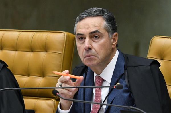 O ministro Luís Roberto Barroso, do STF (Supremo Tribunal Federal), deu 48 horas para o governo federal explicar por que não é exigido comprovante de vacinação para pessoas que des(Imagem:Reprodução)