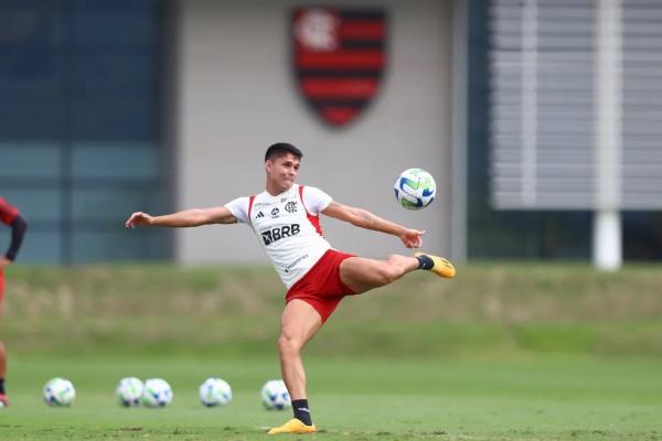 Luiz Araújo finaliza em treino do Flamengo.(Imagem:Gilvan de Souza/Flamengo)