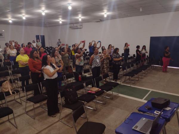 Floriano sedia Conferência Intermunicipal de Educação(Imagem:FlorianoNews)