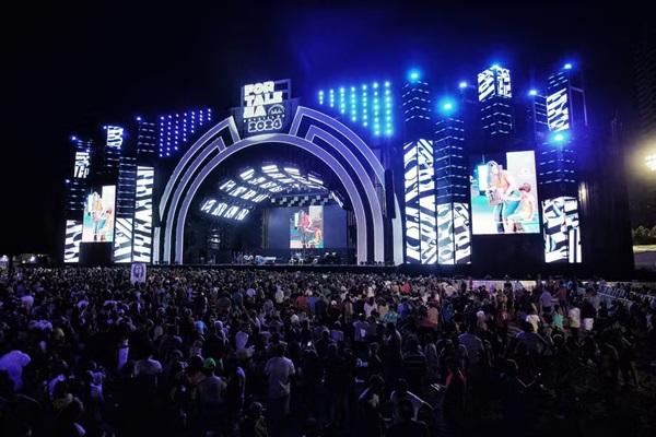 Fãs lotam Praia de Iracema para show de Roberto Carlos no Réveillon de Fortaleza (Imagem:Rogério Lima/Quem)