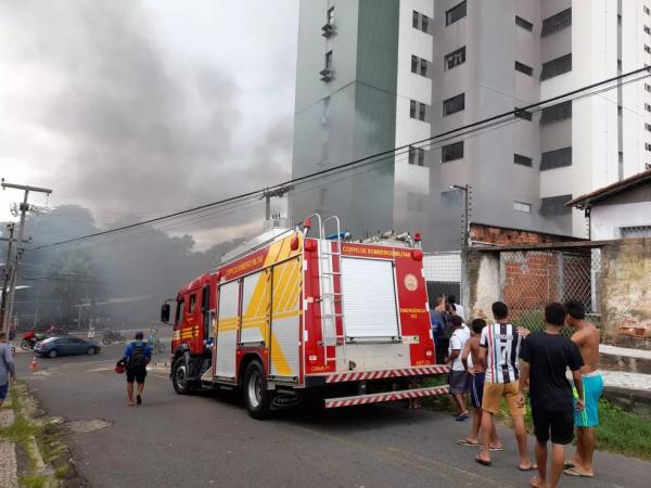 Incêndio com explosões atinge estacionamento de prédio próximo à Av. Marechal Castelo Branco, Zona Sul de Teresina.(Imagem:Ravi Marques/TV Clube)