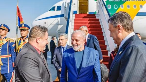 Ahmed Issa (à direita), Ministro do Turismo, recebe Lula no Cairo(Imagem:Foto: PR)