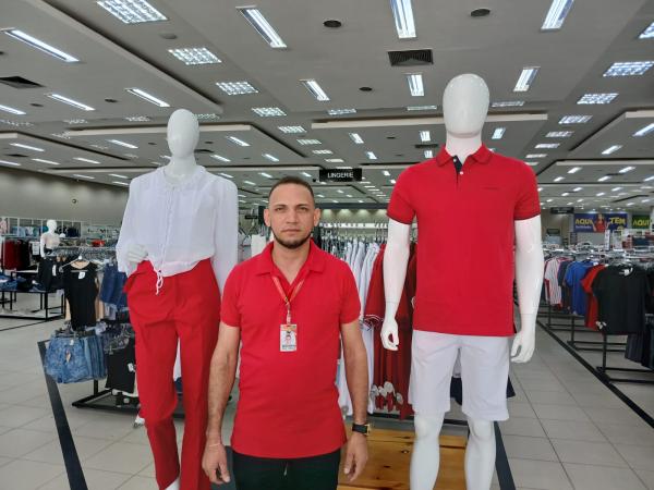 Wagner, chefe do setor de confecções do Armazém Paraíba.(Imagem:FlorianoNews)