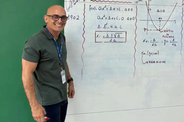 O professor Marcos Nunes, do Ginásio Educacional Olímpico Isabel Salgado, no Rio, mostra formas que encontra para despertar o interesse dos alunos.(Imagem:Marcos Nunes/Arquivo Pessoal)
