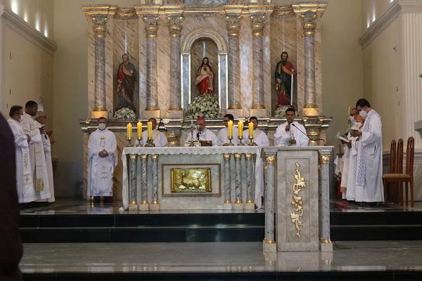 Missa na igreja Matriz Nossa Senhora do Amparo.(Imagem:Mayara Valença/g1 Piauí)