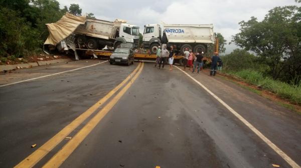 Colisão entre caminhão e carreta interdita BR-135 na região Sul do PI(Imagem:Reprodução)