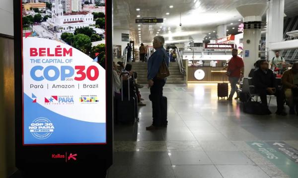 Propaganda da COP 30 no saguão de embarque do Aeroporto Internacional de Belém - Júlio César Ribeiro/Val-de-Cans.(Imagem:Fernando Frazão/Agência Brasil)