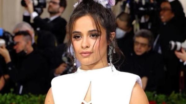 Camila Cabello usa look branco e sustentável no Met Gala 2022(Imagem:Reprodução)