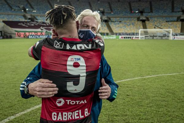 Gabigol abraça Jorge Jesus após o título do Carioca de 2020.(Imagem:Marcelo Cortes/Flamengo)